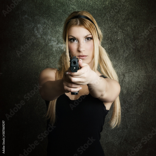 Frau zielt mit Waffe