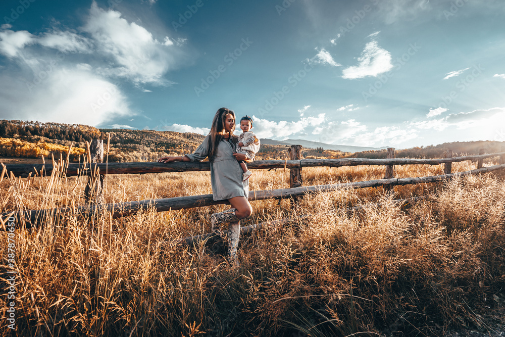 Φωτογραφία A mother holds her daughter admiring the stunning mountains of Aspen, Colorado