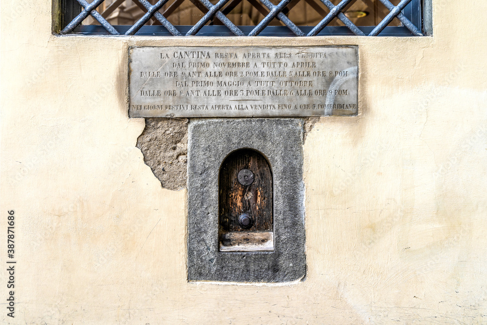 Φωτογραφία Wine window or buchetta del vino, embedded in the side of a centuries-old building, used in the past to sell wine, in Florence, Tuscany, Italy