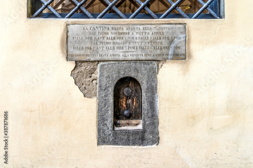 Obraz na plátne Wine window or buchetta del vino, embedded in the side of a centuries-old building, used in the past to sell wine, in Florence, Tuscany, Italy