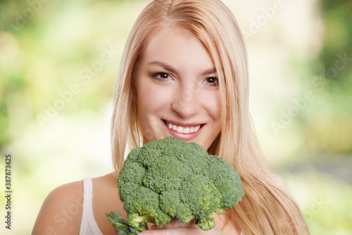 lächelnde Frau mit Brokkoli