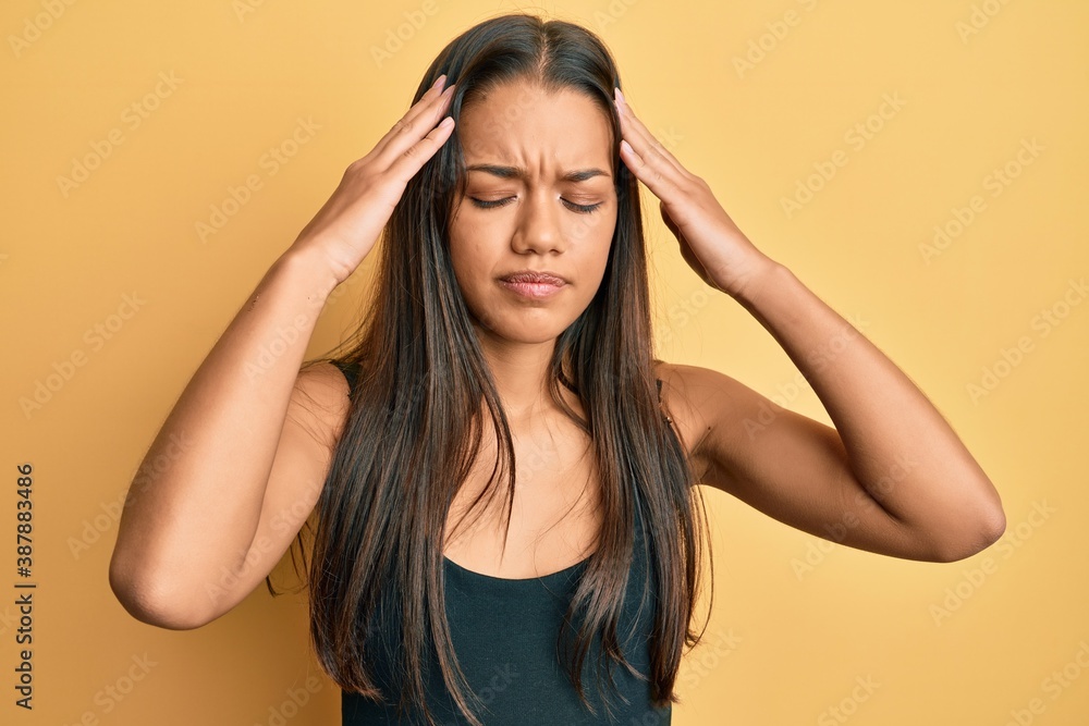 Obraz premium Beautiful hispanic woman wearing casual clothes with hand on head, headache because stress. suffering migraine.
