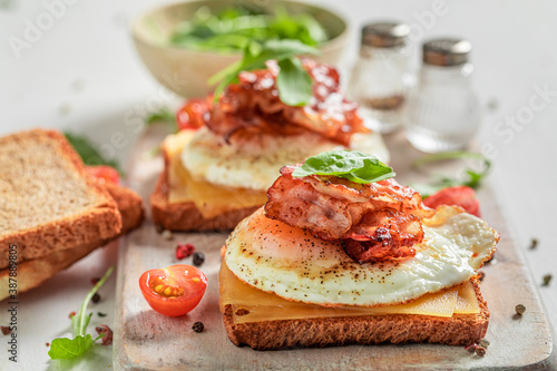 Crunchy toast with egg, bacon and cheese