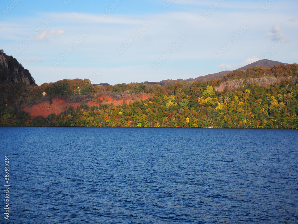 十和田湖　遊覧船からの風景　五色岩