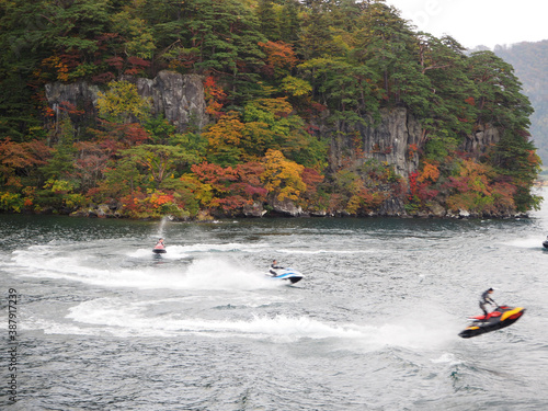 十和田湖 遊覧船よりの風景 水上ボートを楽しむ若い人