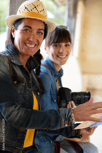 Slika na platnu female photographer and friend travelling together