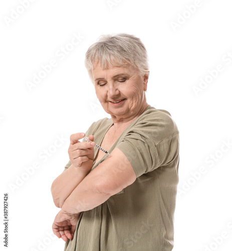 Senior diabetic woman givin...