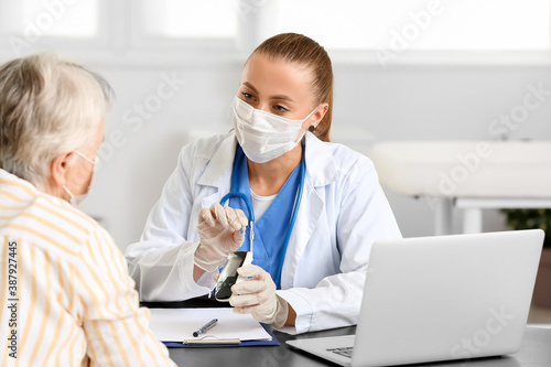 Senior diabetic woman visit...