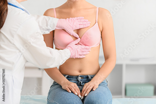 Mammologist examining young woman in clinic. Breast cancer awareness © Pixel-Shot