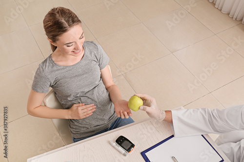Pregnant diabetic woman vis...