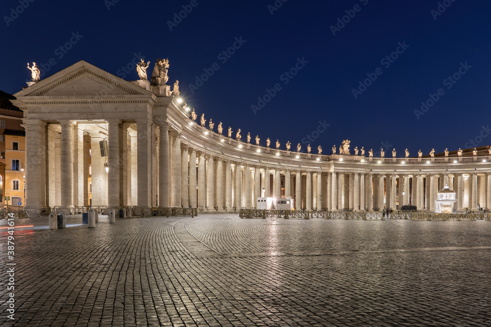 Fototapeta premium St Peter Square Colonnade At Night In Vatican