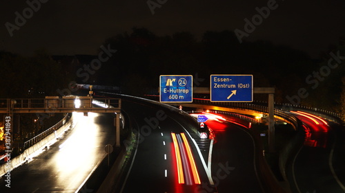 Szenerie einer Autobahn bei Nacht in Deutschland