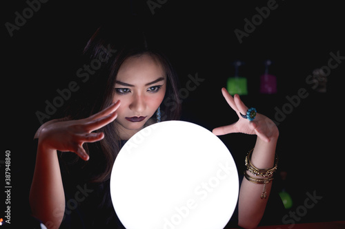 Foto Fortune teller forecast future using crystal ball.