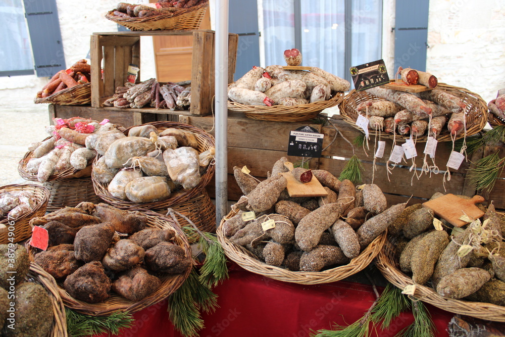 Stand, saucisses, saucissons, sur le marché Stand, saucisses, saucissons, sur le marché