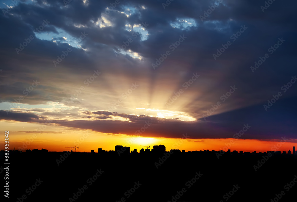 Obraz premium dramatic sunset over the city