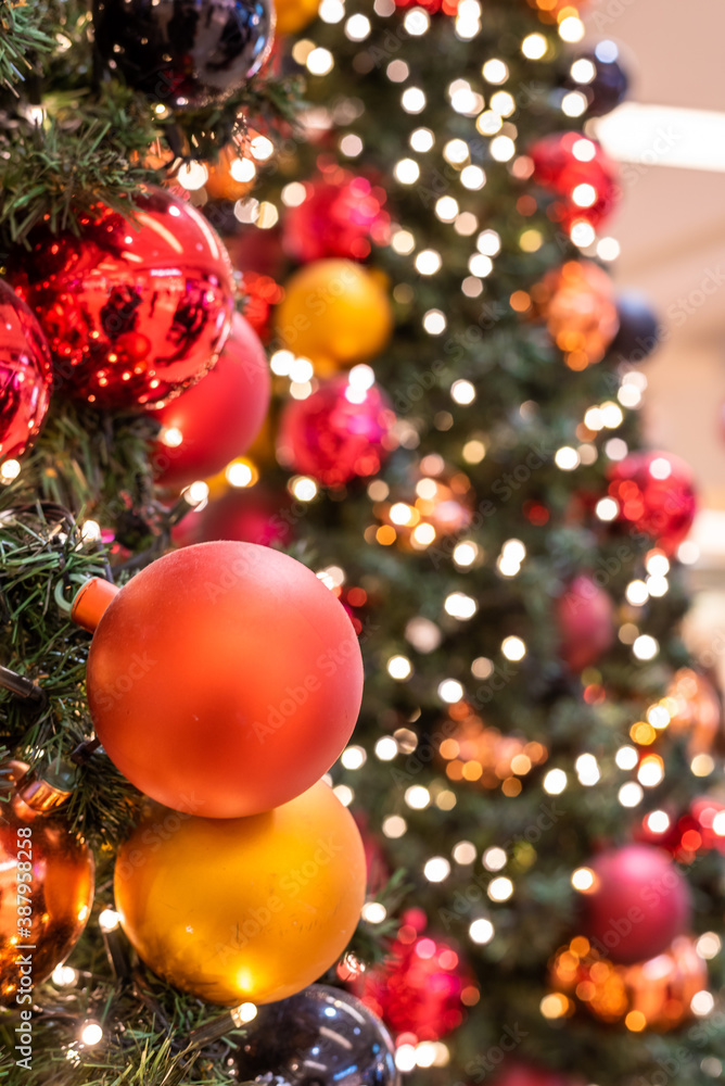 Weihnachtsbaum geschmückt mit Christbaumkugeln