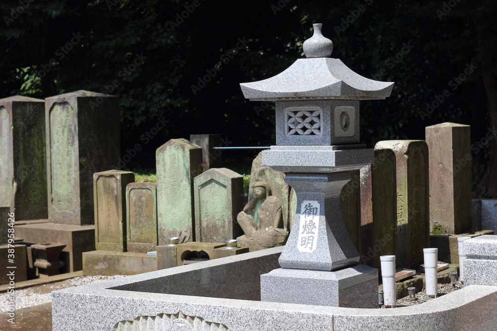日本埼玉県、平林寺の自然に囲まれた昔の侍や武将、将軍のお墓。