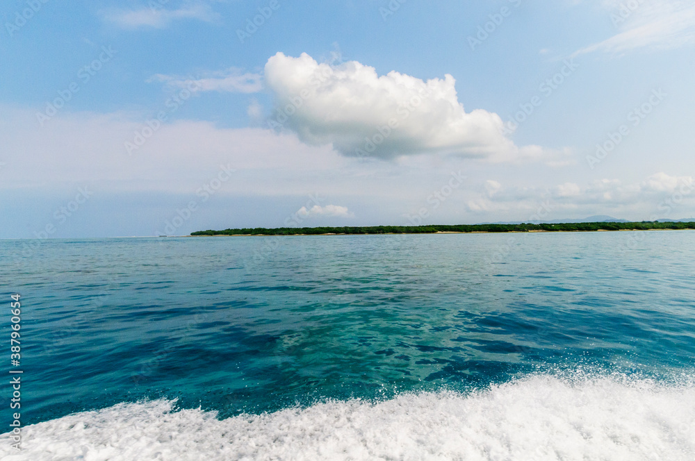 Fototapeta premium 小浜島より石垣島に向かう