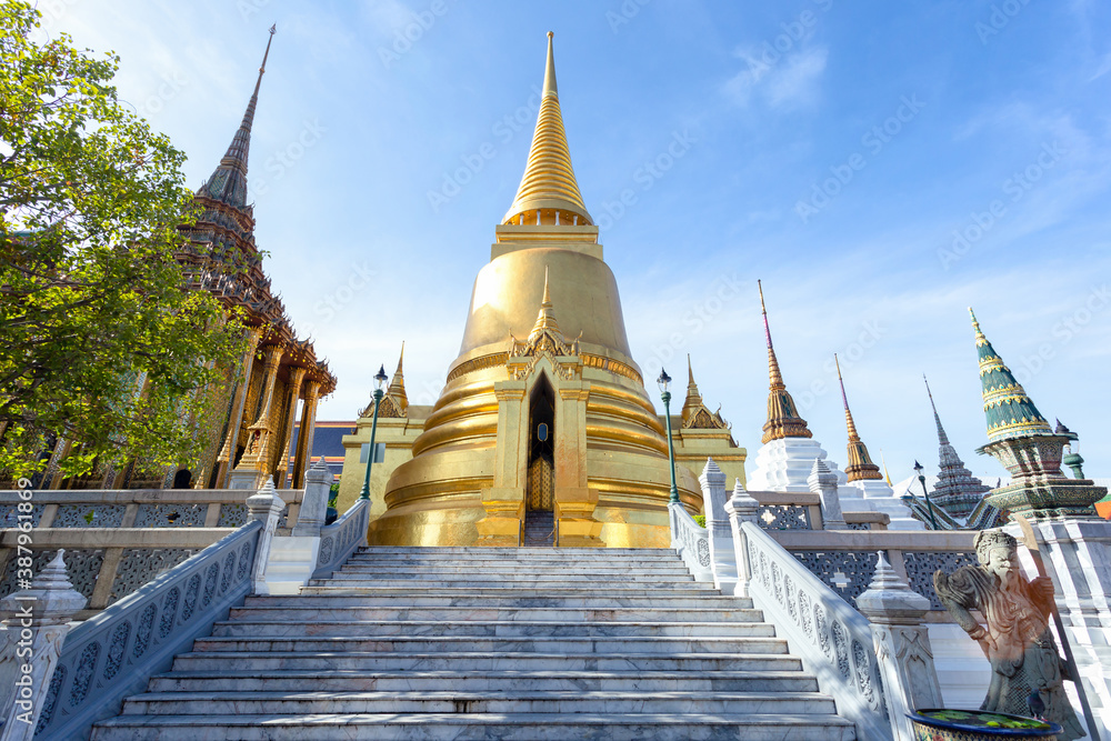 Fototapeta premium Wat Phra Kaew and Grand Palace in sunny day, Bangkok, Thailand