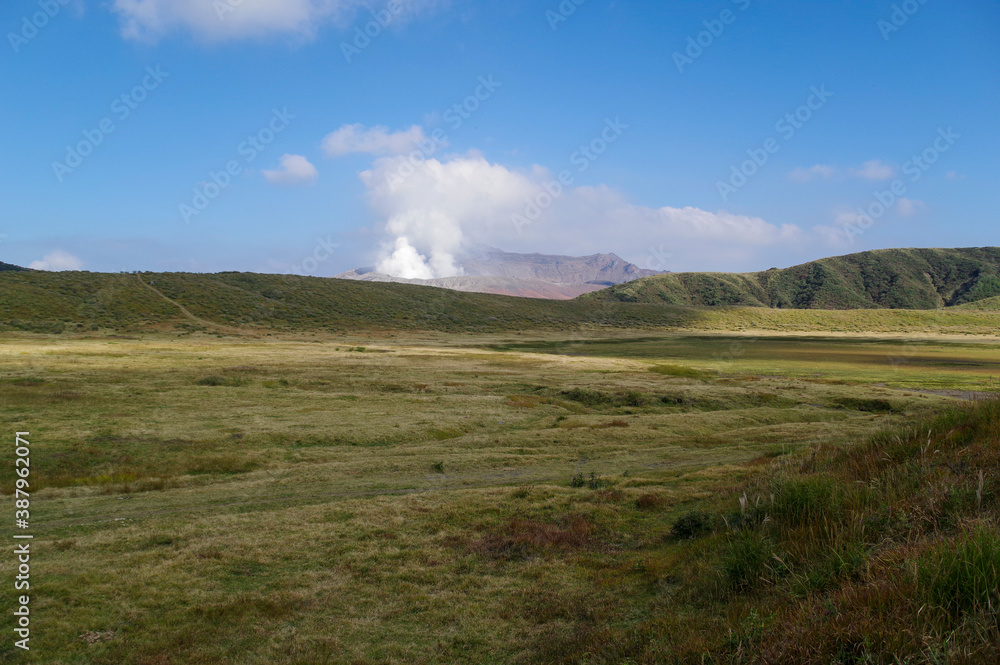草千里から見る噴煙を上げる阿蘇中岳