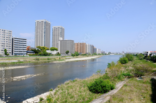 武庫川と高層マンション
