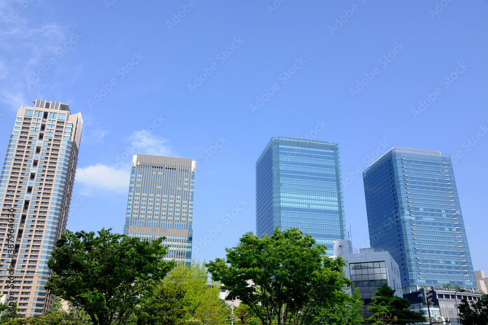 新緑とグランフロント大阪