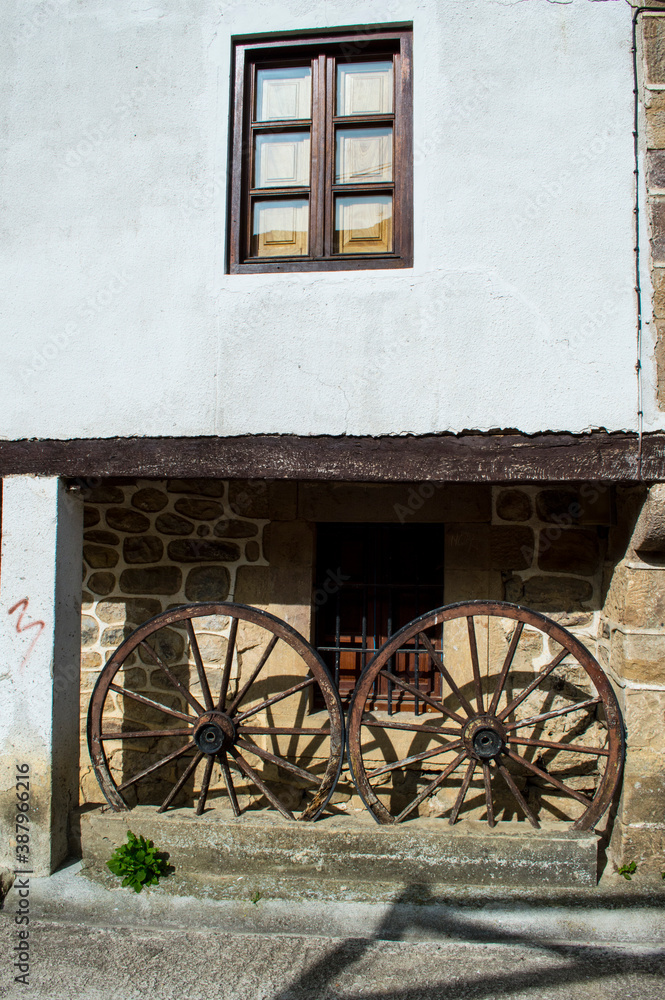 Pueblo de Tudanca en Cantabria. Otoño, detalle de las casas de piedra.