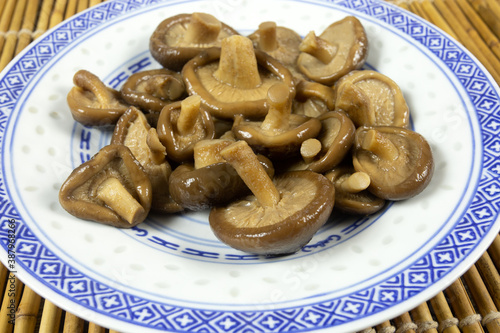 champignons asiatiques shiitake dans une assiette