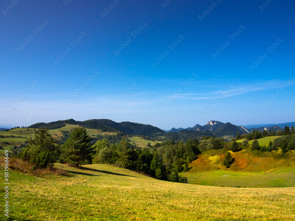 Obraz premium Trzy Korony Massif in Pieniny mountains in autumn. View from Lesnicke sedlo, Slovakia.