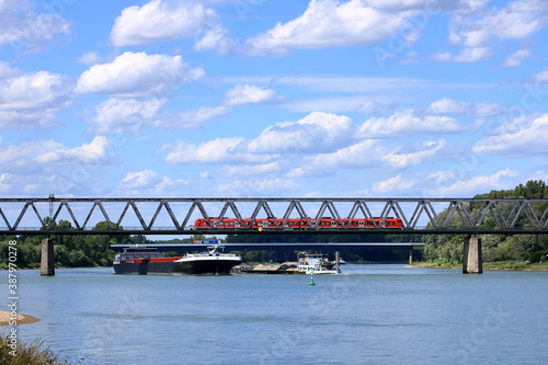 Foto Inland shipping transport on the rhine river near germersheim