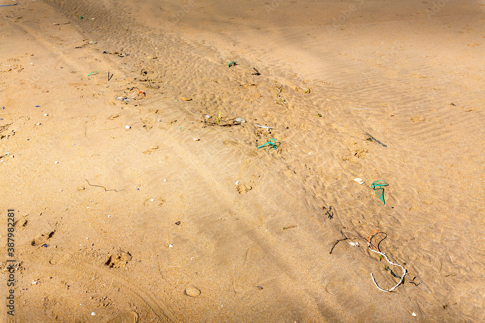 Obraz premium Plastic garbage on the beach