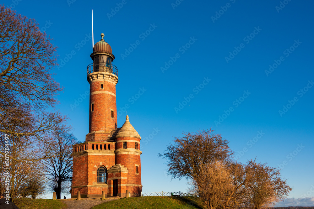 Herbstliche Impressionen aus Schleswig-Holstein im Oktober. Der Holtenauer Leuchtturm am Eingang zur Schleuse Holtenau