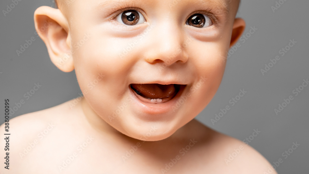 Φωτογραφία Adorable baby boy portrait showing his first teeth, happiness, explore the world