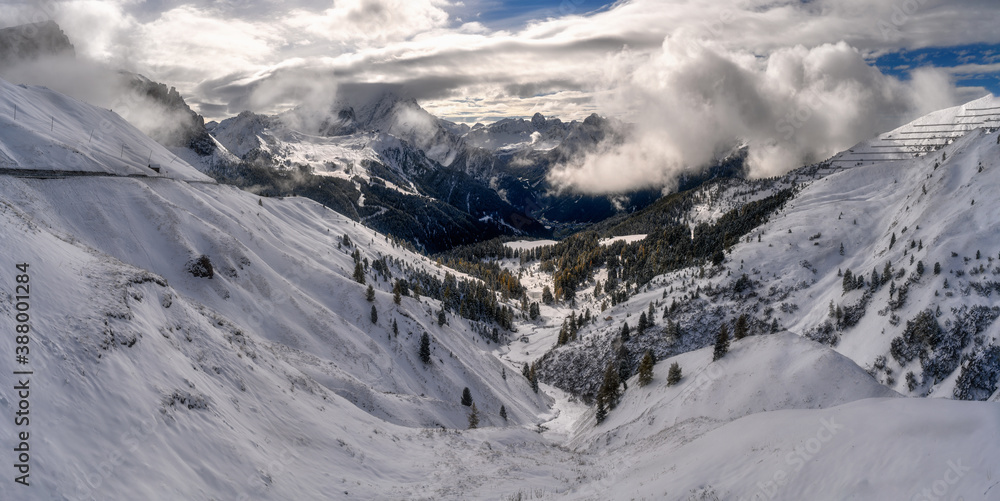Obraz premium Sella rock massif in winter, in the Dolomites, Italy