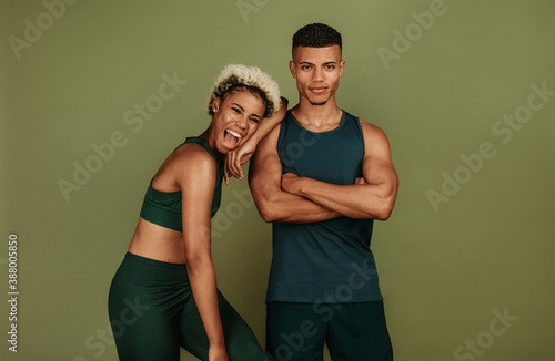 Canvas Print Fitness couple standing together on green background
