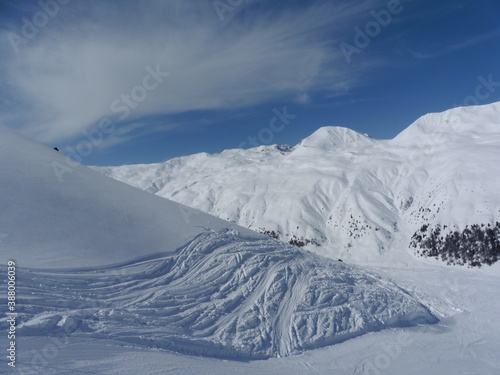 Berge schneebedeckt in strahlender Sonne