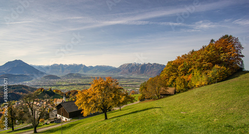 Herbst in Vorarlberg oberhalb von Fraxern mit Blick auf das Rheintal und die Schweiz.