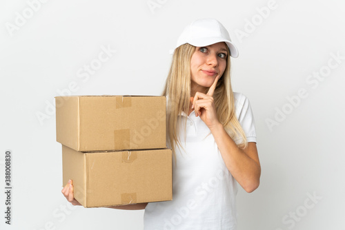 ¬°Young delivery woman isolated on white background having doubts while looking up