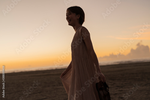 海辺を歩く女性