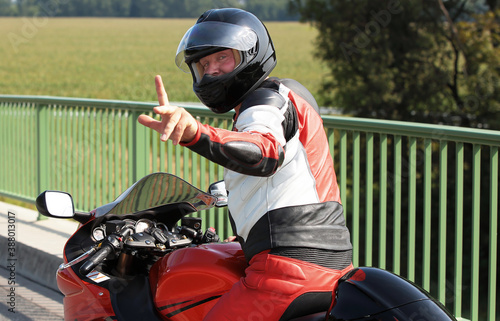 Motorradfahrer mit Geste photo