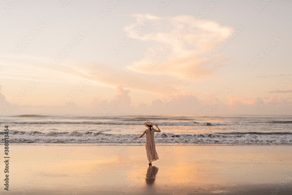 海辺を歩く女性