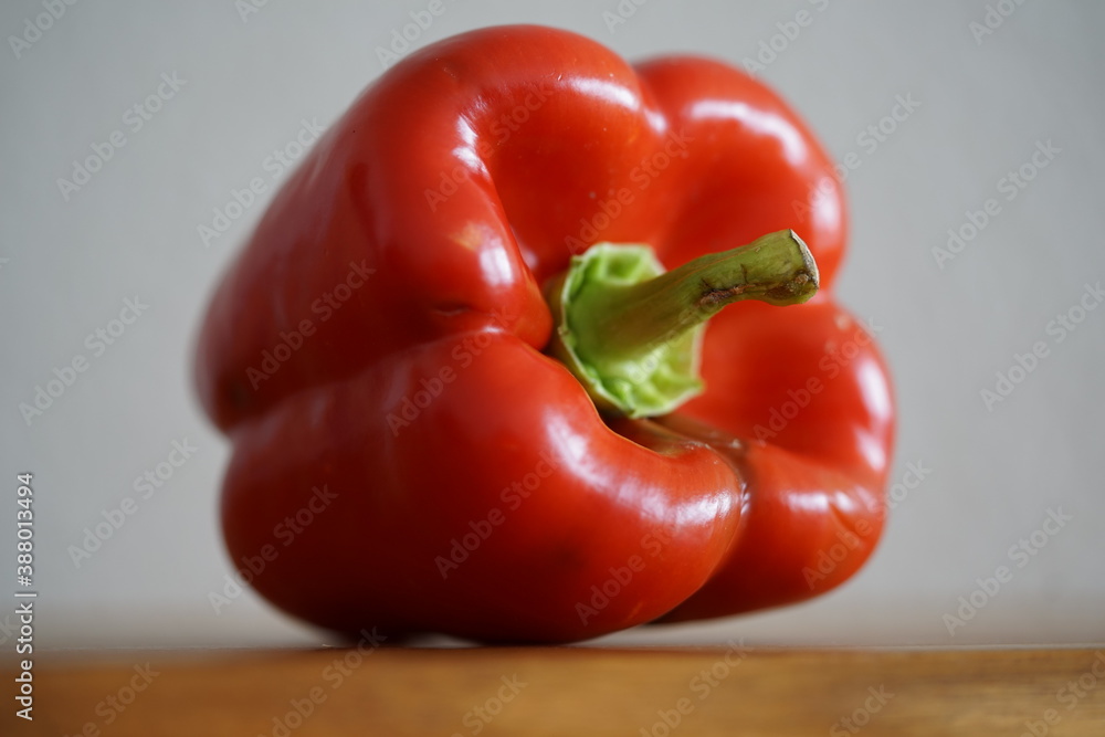 rote Paprika auf einem Küchenbrett