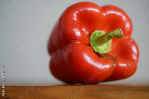 rote Paprika auf einem Küchenbrett