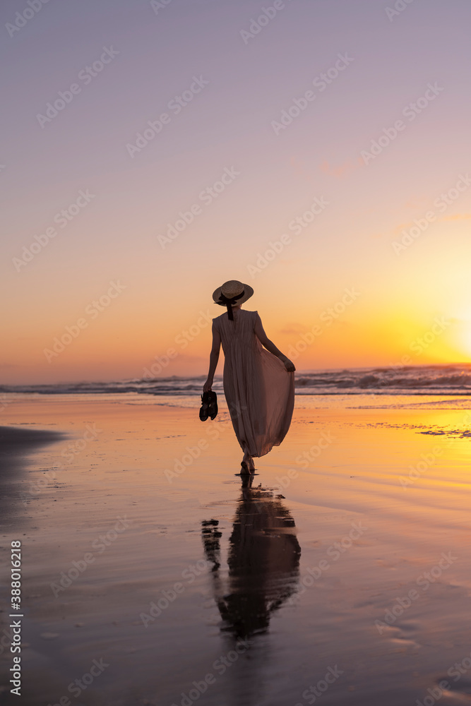 海辺を歩く女性