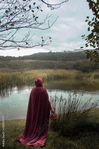 modelo caperucita roja en  bosque con lago