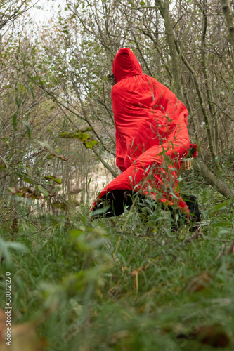 modelo caperucita roja corriendo por el bosque