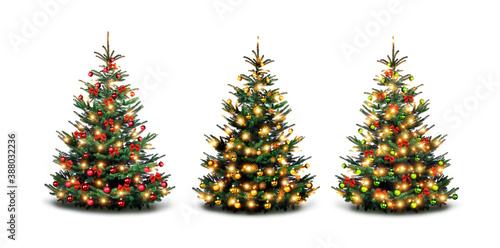 Bunt geschmückte Weihnachtsbäume vor weißen Hintergrund