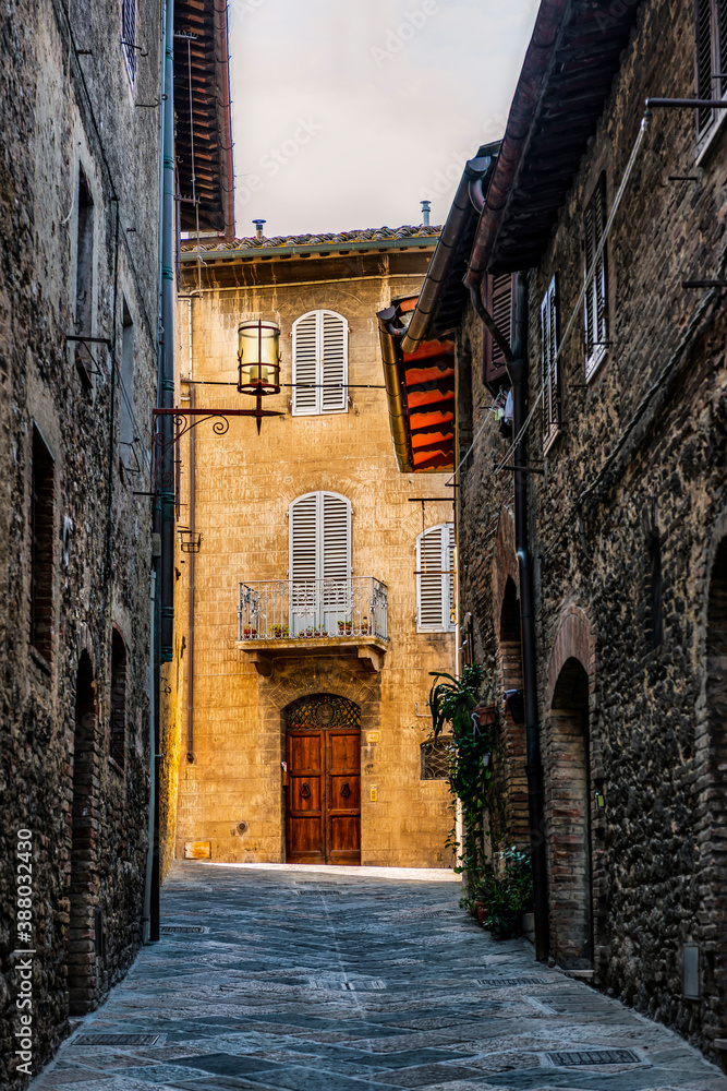 Eine Gasse von San Gimignano in der Toskana, Italien