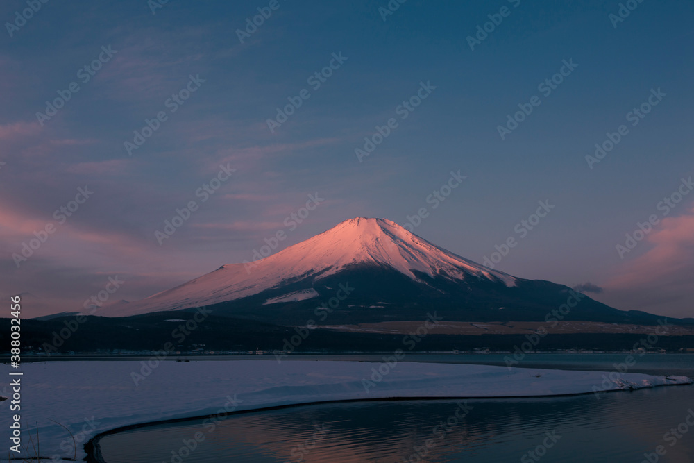 朝日を浴びる山中湖からの富士山