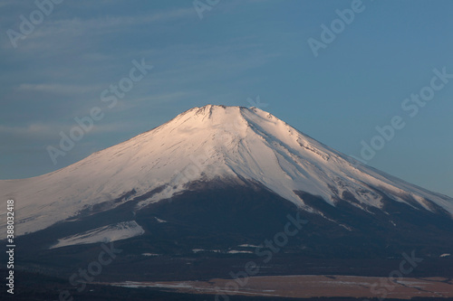 朝日を浴びる山中湖からの富士山